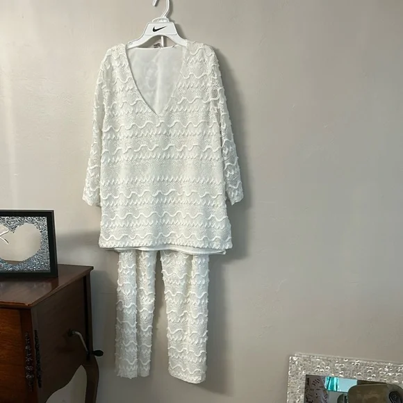 White crochet/lace lined top and pants - Picture 1 of 9